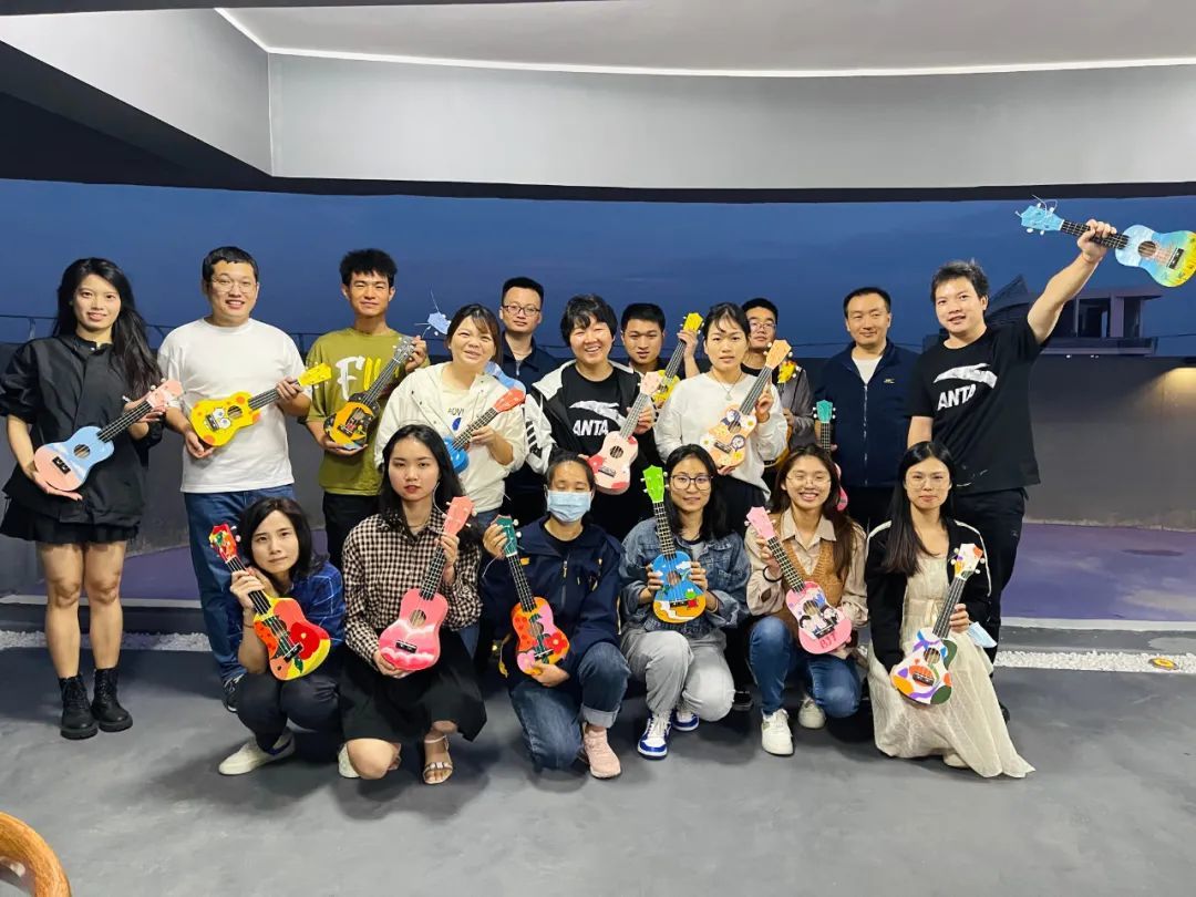 Painted ukulele, art and life are both indispensable